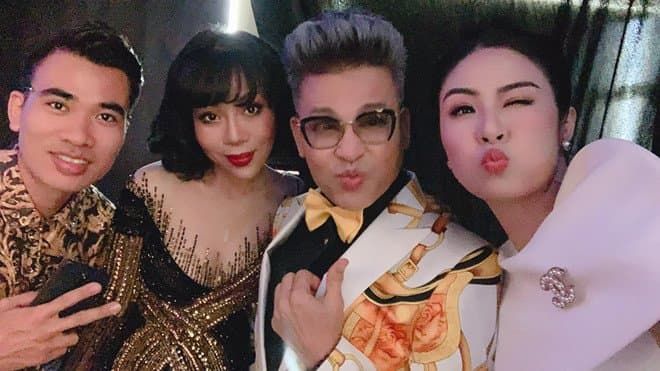 Rocker Nguyễn công khai cận mặt bạn gái, Nhã Phương trễ nải hết sức