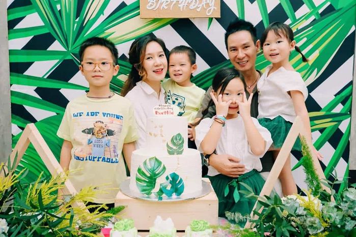 Rocker Nguyễn công khai cận mặt bạn gái, Nhã Phương trễ nải hết sức