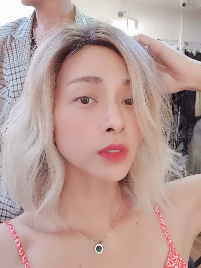 Rocker Nguyễn công khai cận mặt bạn gái, Nhã Phương trễ nải hết sức