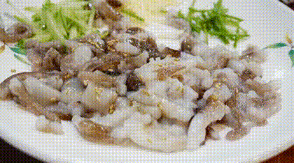 Rùng mình khi ăn đồ tươi sống ngọ ngoậy, Việt Nam góp món đuông dừa