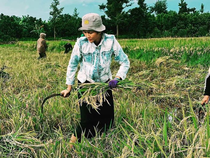 Sam đẹp bất chấp camera thường, con gái Elly Trần ra dáng tiểu mỹ nhân