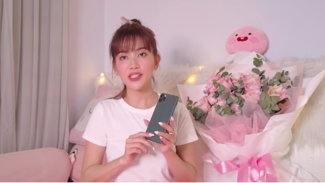 Sao nữ Vbiz mới yêu đã có “số hưởng”: Sĩ Thanh được bạn trai tặng túi