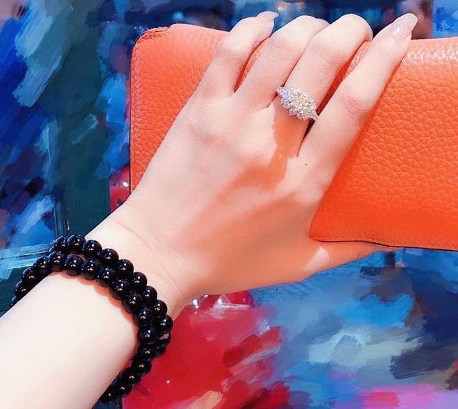 Sao nữ Vbiz mới yêu đã có “số hưởng”: Sĩ Thanh được bạn trai tặng túi