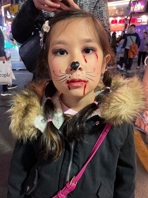 Sao Vbiz “biến hoá” mùa Halloween: Mẹ con Dương Cẩm Lynh quá rùng rợn