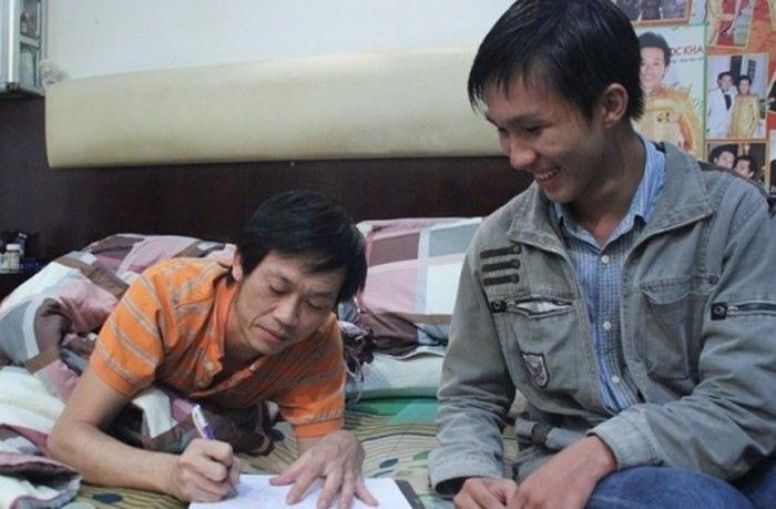 Sao Việt giản dị trong lối sống: MC Quyền Linh mặc đồ chợ, đi xe máy
