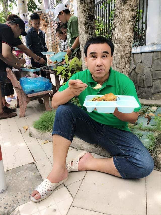 Sao Việt giản dị trong lối sống: MC Quyền Linh mặc đồ chợ, đi xe máy