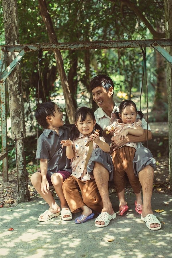 Sao Việt giản dị trong lối sống: MC Quyền Linh mặc đồ chợ, đi xe máy
