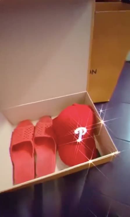 Sao Việt nhận quà kỷ niệm cưới: Nhã Phương đập hộp được dép tổ ong