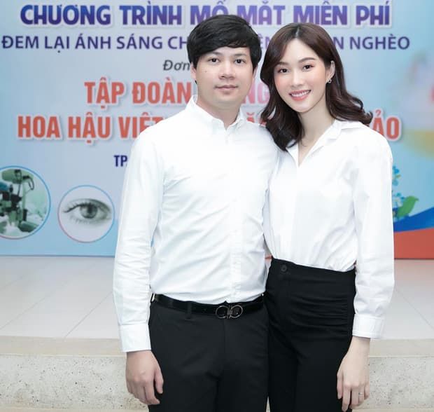 Sao Việt nhận quà kỷ niệm cưới: Nhã Phương đập hộp được dép tổ ong