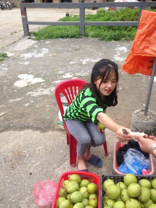 Sau cô gái bán lê, em bé bán hoa ở Hà Giang tiếp tục khiến CDM chú ý