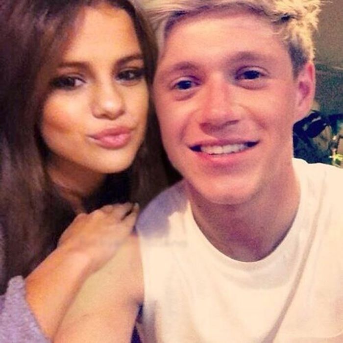 Selena đang hẹn hò với bạn thân là ca sĩ cực nổi tiếng tài năng