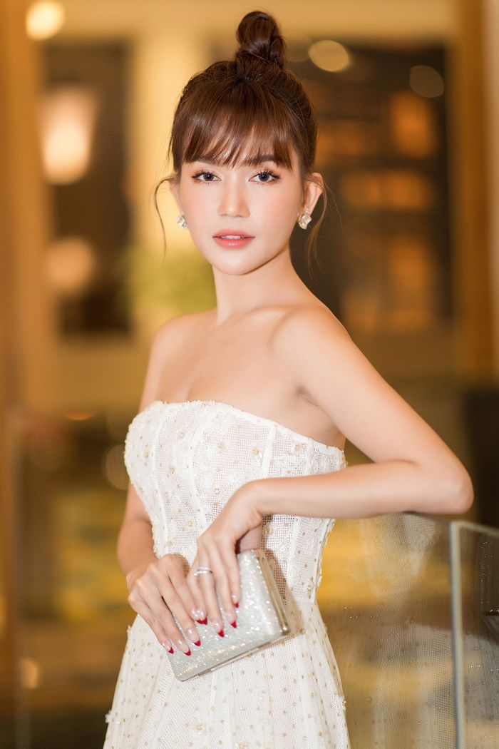 Sĩ Thanh sánh bước tình tứ trên thảm đỏ bên Huỳnh Phương