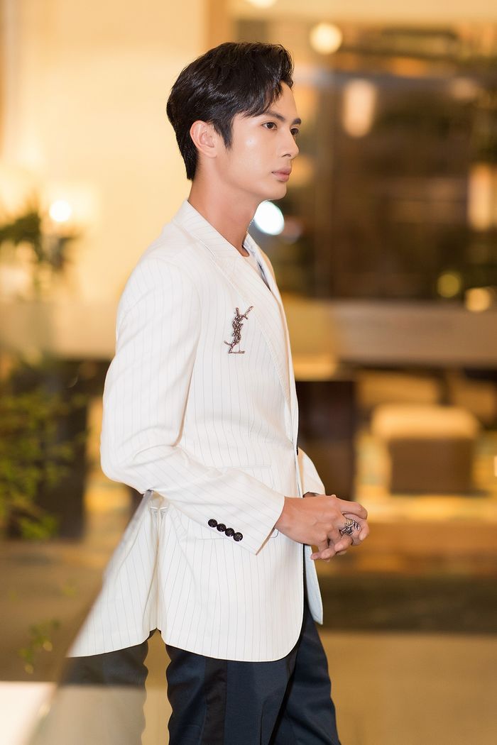 Sĩ Thanh sánh bước tình tứ trên thảm đỏ bên Huỳnh Phương