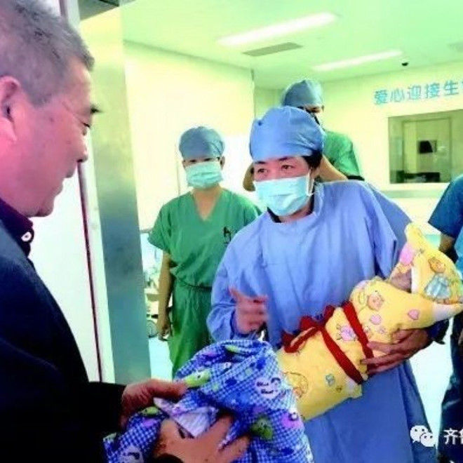 Cụ bà sinh con ở tuổi 67, CĐM chúc mừng món quà của thượng đế