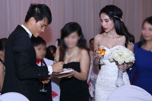 Sự cố nhớ đời của sao Vbiz trong ngày cưới: Nhật Kim Anh còn ngất xỉu