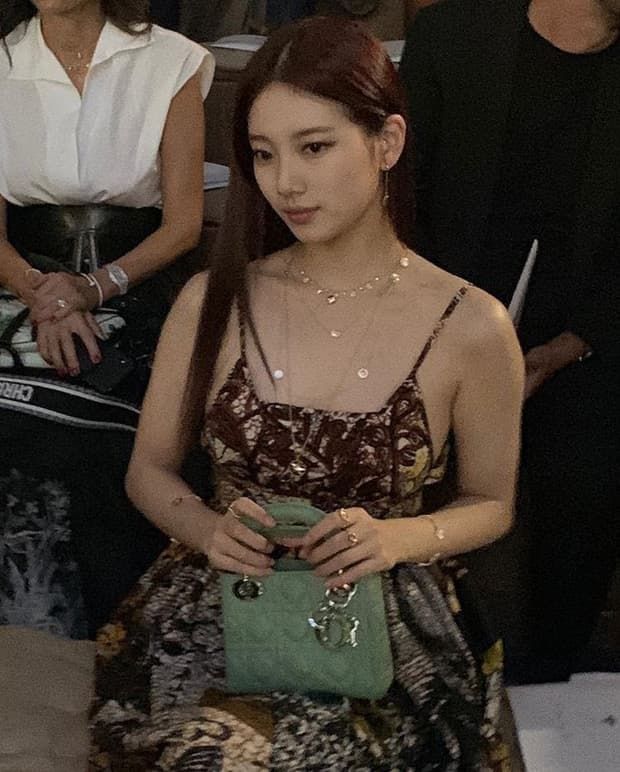 Suzy spam liền tù tì 20 chiếc ảnh du lịch Paris chỉ trong 1 tiếng
