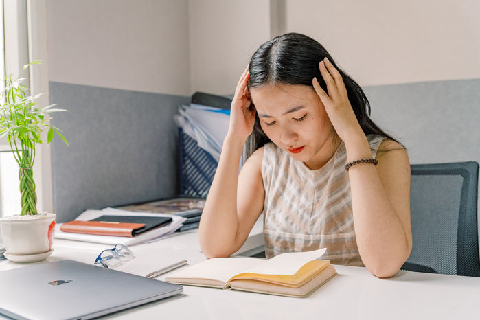 Nỗi khổ của những người đàn ông Việt: Kiếm tiền ít hơn vợ