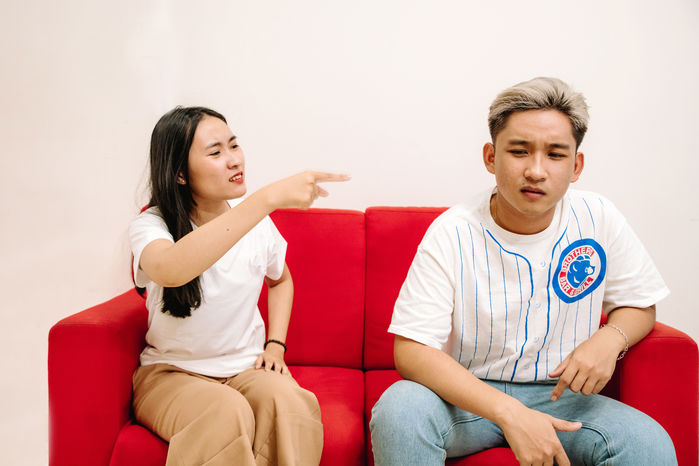 Tháng nào cũng vét sạch tiền lương của chồng, người vợ bị phạt nặng