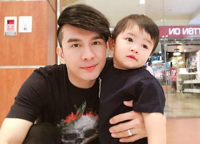 Thần tượng quốc dân Đan Trường gây sốt vì ảnh hậu trường đẹp trai