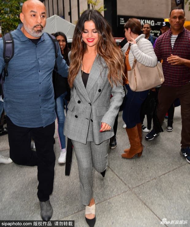Thay 4 bộ trang phục trong ngày, Selena Gomez khiến New York náo loạn