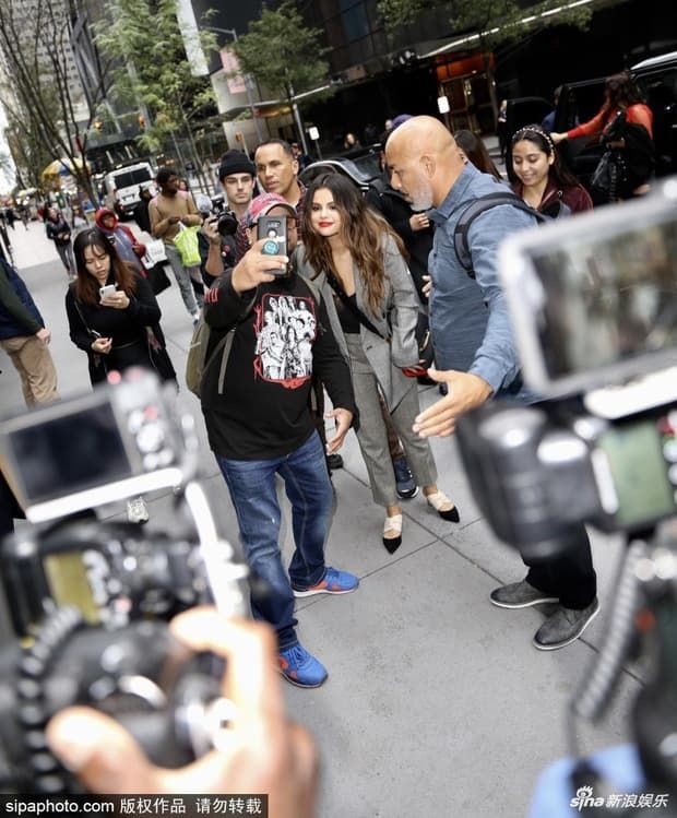 Thay 4 bộ trang phục trong ngày, Selena Gomez khiến New York náo loạn