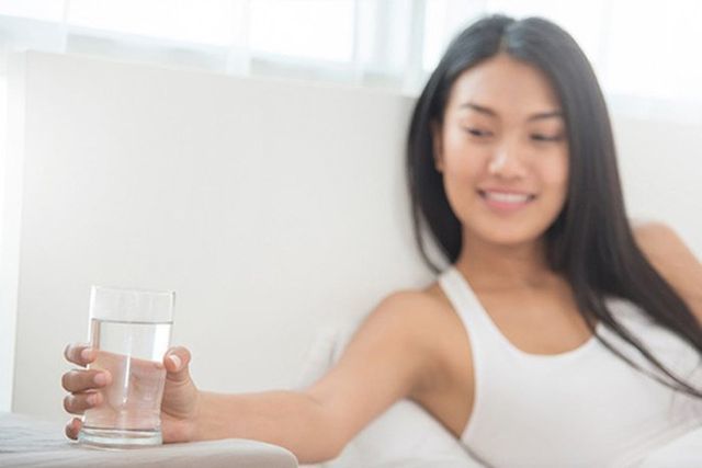 Hiệp hội Y khoa Nhật: Uống nước ấm khi thức dậy sẽ kiểm soát cân nặng