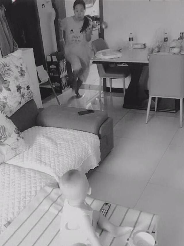 Chồng bí mật lắp camera theo dõi mới thấy vợ đầu tắt mặt tối chăm con