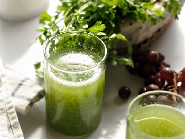 Theo Đông y, uống nước ngải cứu giúp giảm đau bụng kinh hiệu quả