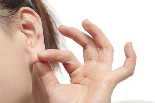 Gội đầu mỗi ngày, cạo lông chân.. khi tắm khiến da dễ kích ứng