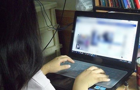Thường khẩu nghiệp trên MXH, vợ bỉm sữa câm nín khi bị chồng nhắc nhở