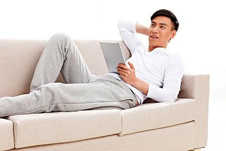Người đàn ông ngồi xổm trên bồn cầu bị rách mông vì mảnh vỡ cứa