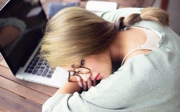 Người đàn ông ngồi xổm trên bồn cầu bị rách mông vì mảnh vỡ cứa