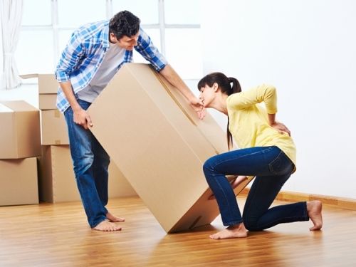 Người đàn ông ngồi xổm trên bồn cầu bị rách mông vì mảnh vỡ cứa