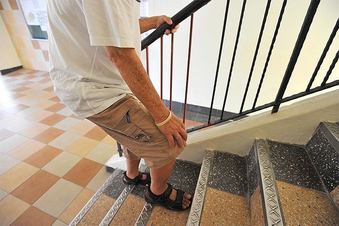 Người đàn ông ngồi xổm trên bồn cầu bị rách mông vì mảnh vỡ cứa