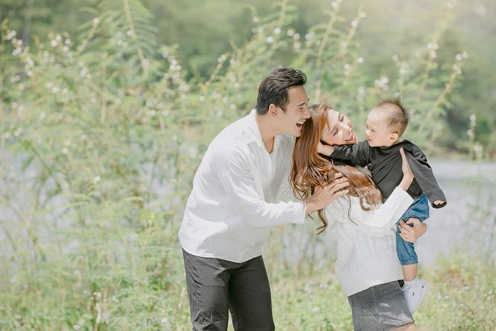Quý tử của Lương Thế Thành tươi rói, phấn khích đi chơi cùng bố mẹ
