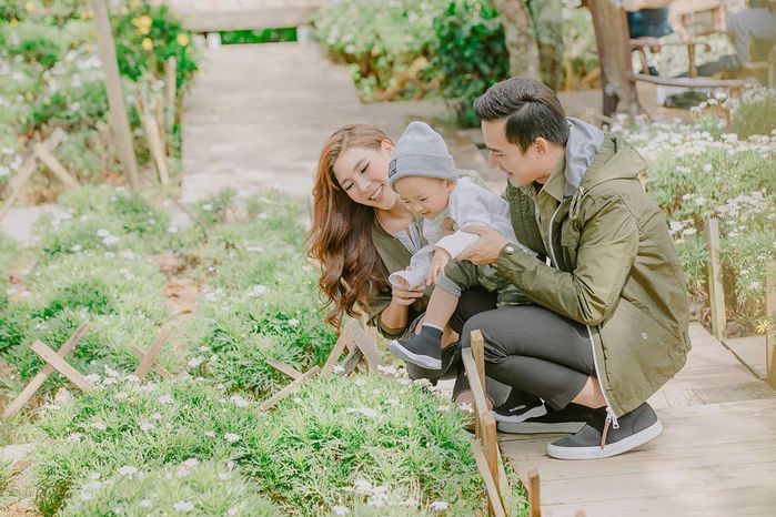Quý tử của Lương Thế Thành tươi rói, phấn khích đi chơi cùng bố mẹ