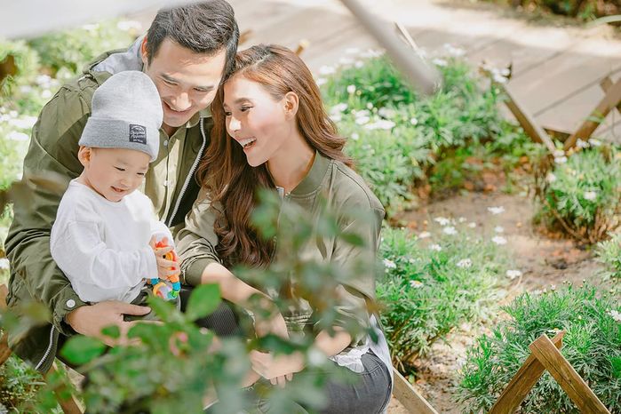 Quý tử của Lương Thế Thành tươi rói, phấn khích đi chơi cùng bố mẹ