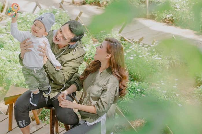 Quý tử của Lương Thế Thành tươi rói, phấn khích đi chơi cùng bố mẹ