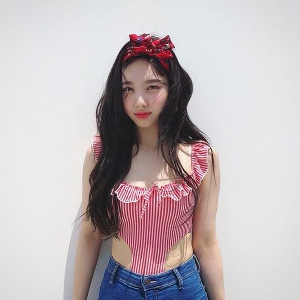 Trào lưu tái chế khăn lụa 5 trong 1 rộ lên trong giới nữ idol Kpop