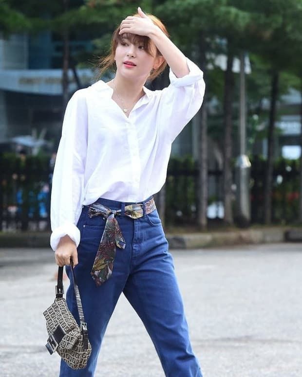 Trào lưu tái chế khăn lụa 5 trong 1 rộ lên trong giới nữ idol Kpop