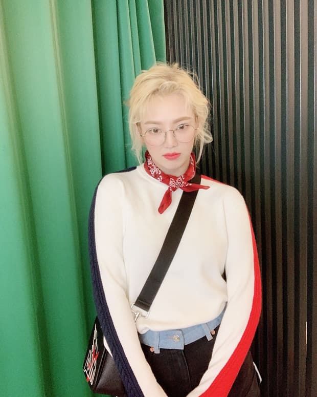 Trào lưu tái chế khăn lụa 5 trong 1 rộ lên trong giới nữ idol Kpop