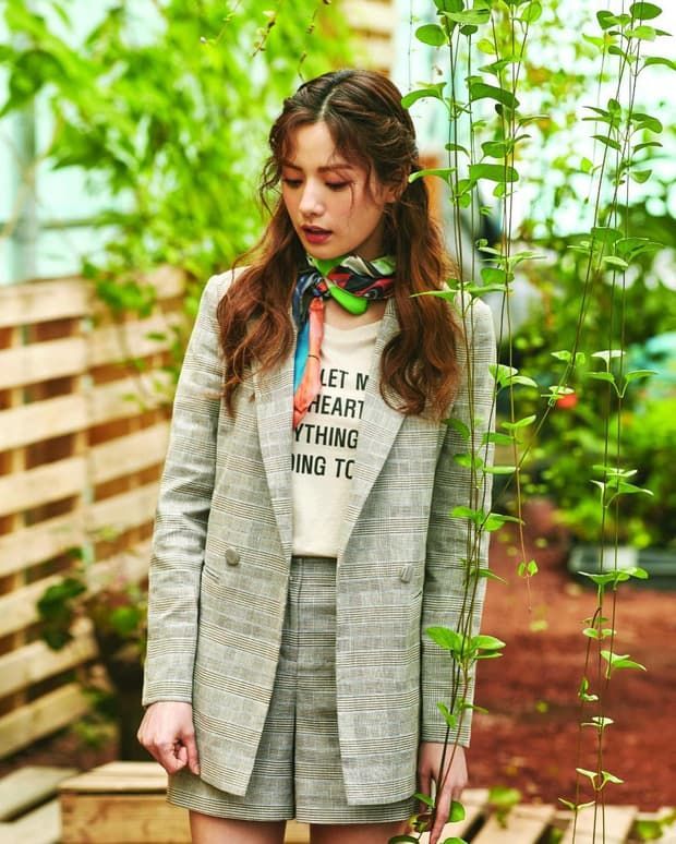Trào lưu tái chế khăn lụa 5 trong 1 rộ lên trong giới nữ idol Kpop