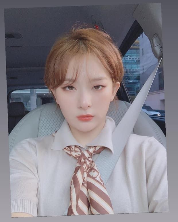 Trào lưu tái chế khăn lụa 5 trong 1 rộ lên trong giới nữ idol Kpop