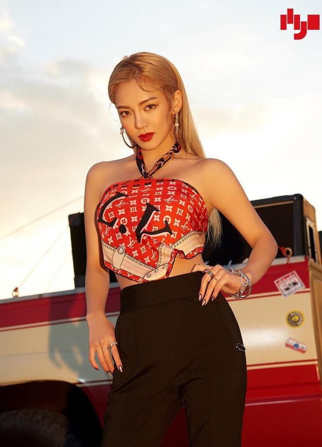 Trào lưu tái chế khăn lụa 5 trong 1 rộ lên trong giới nữ idol Kpop