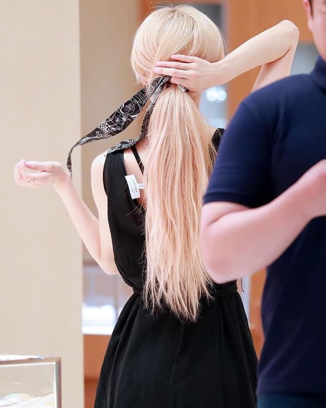 Trào lưu tái chế khăn lụa 5 trong 1 rộ lên trong giới nữ idol Kpop