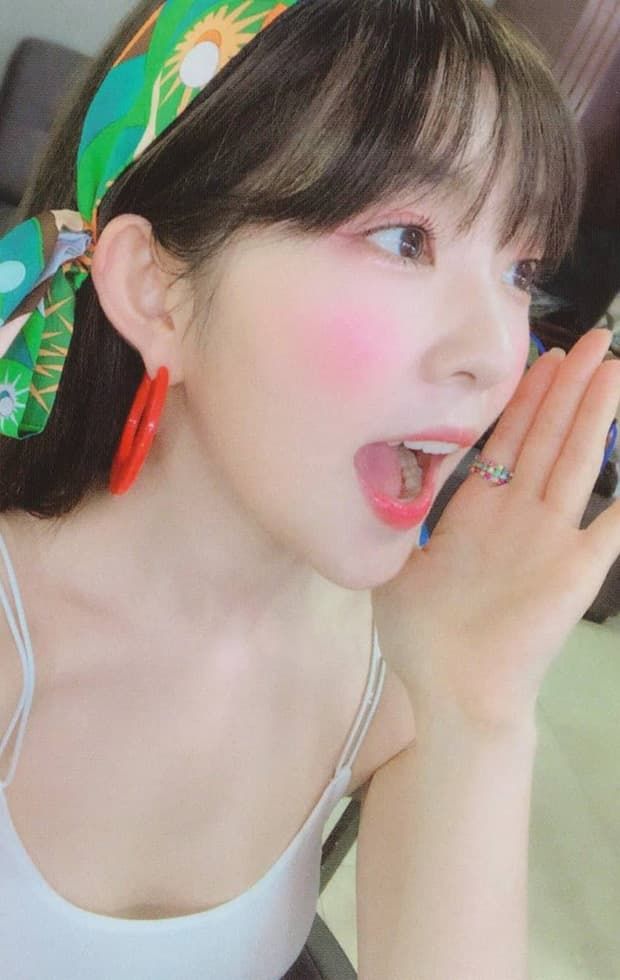 Trào lưu tái chế khăn lụa 5 trong 1 rộ lên trong giới nữ idol Kpop
