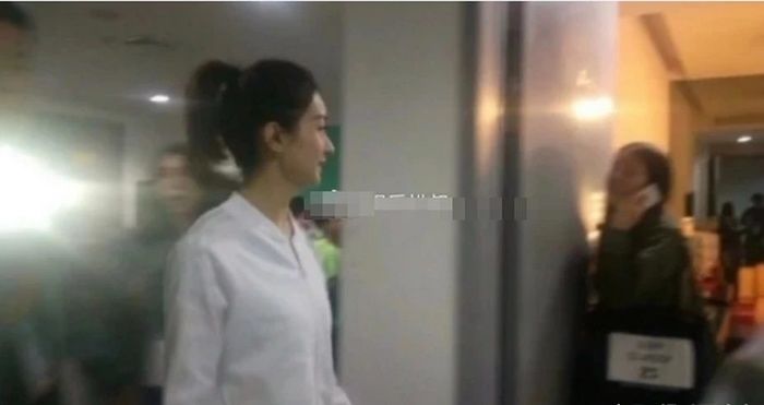 Triệu Lệ Dĩnh mặc lại đồ của một năm trước gây tranh cãi trên MXH