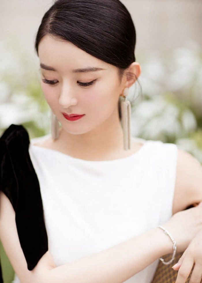 Triệu Lệ Dĩnh rạng rỡ trên bìa tạp chí ngày trở lại showbiz