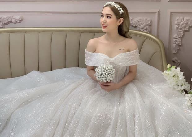 Trường Giang bỗng dưng phát tướng, H'Hen Niê liên tục đăng story buồn