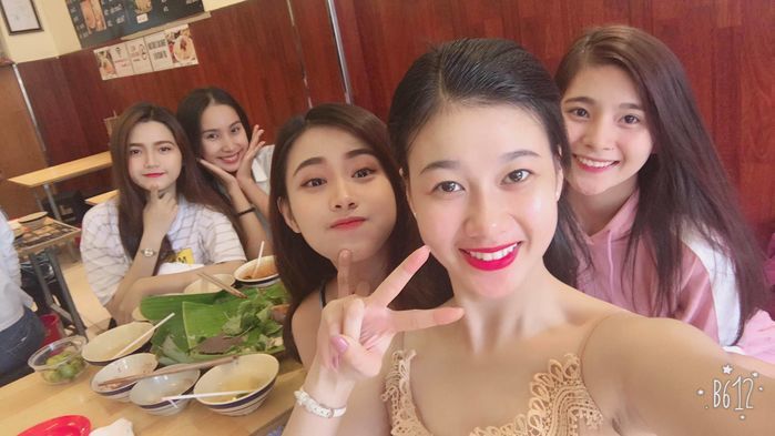Robin Dunbar Tụ tập bạn bè 2 lần/tuần giúp phụ nữ trẻ đẹp, hạnh phúc